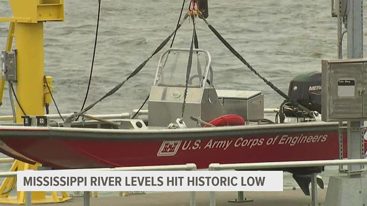 Record low Mississippi River water levels drawing tourists to Tower Rock