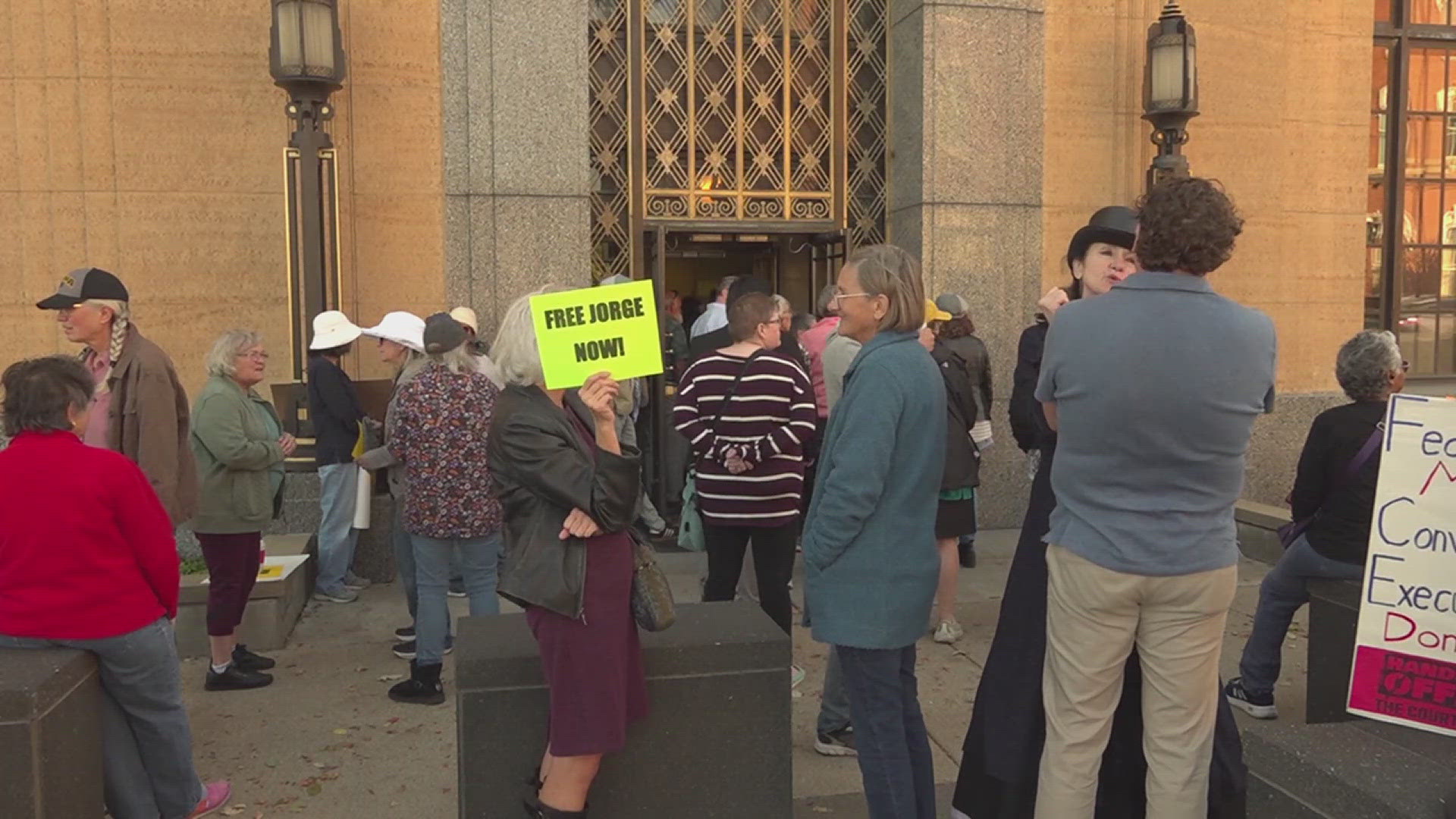 Dozens attend Davenport hearing of man detained by ICE | wqad.com