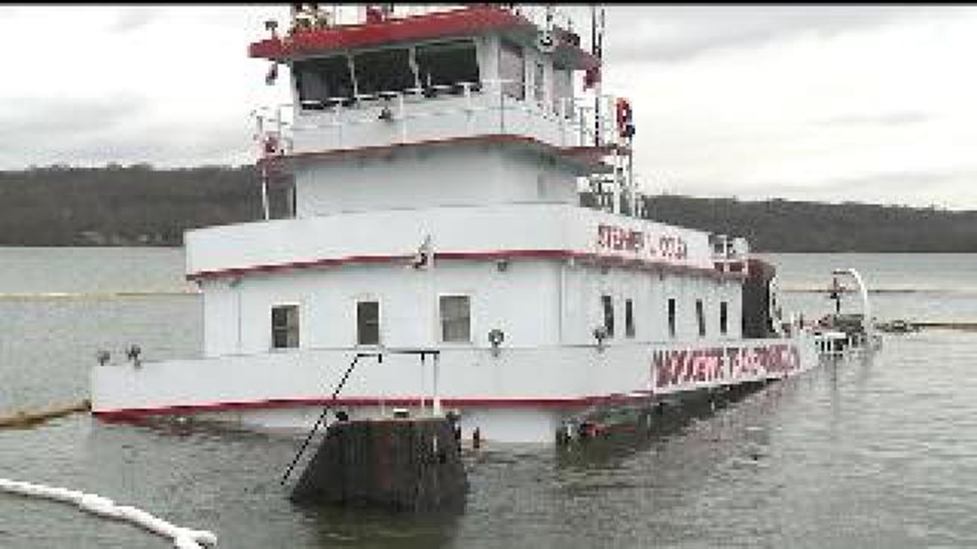 Crews cleaning petroleum spill after boat sinks at LeClaire