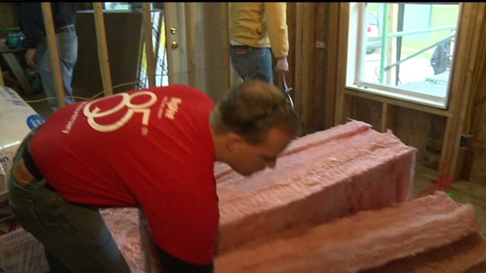 HyVee staff helps out with Habitat for Humanity