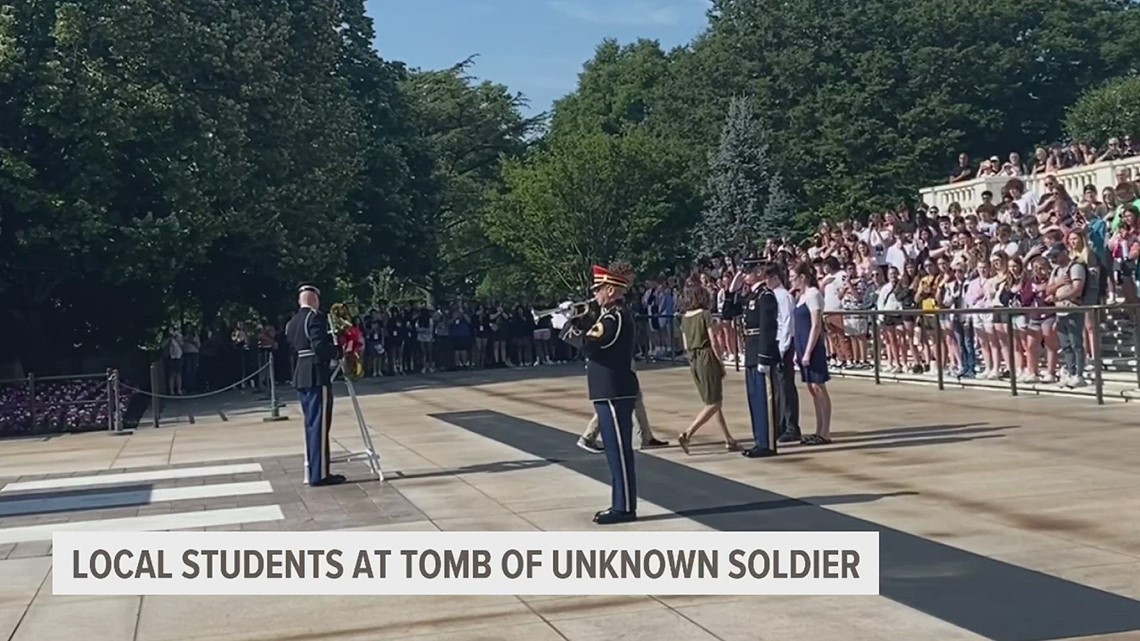 Rock Island junior high students lay wreath at Tomb of the Unknown Soldier