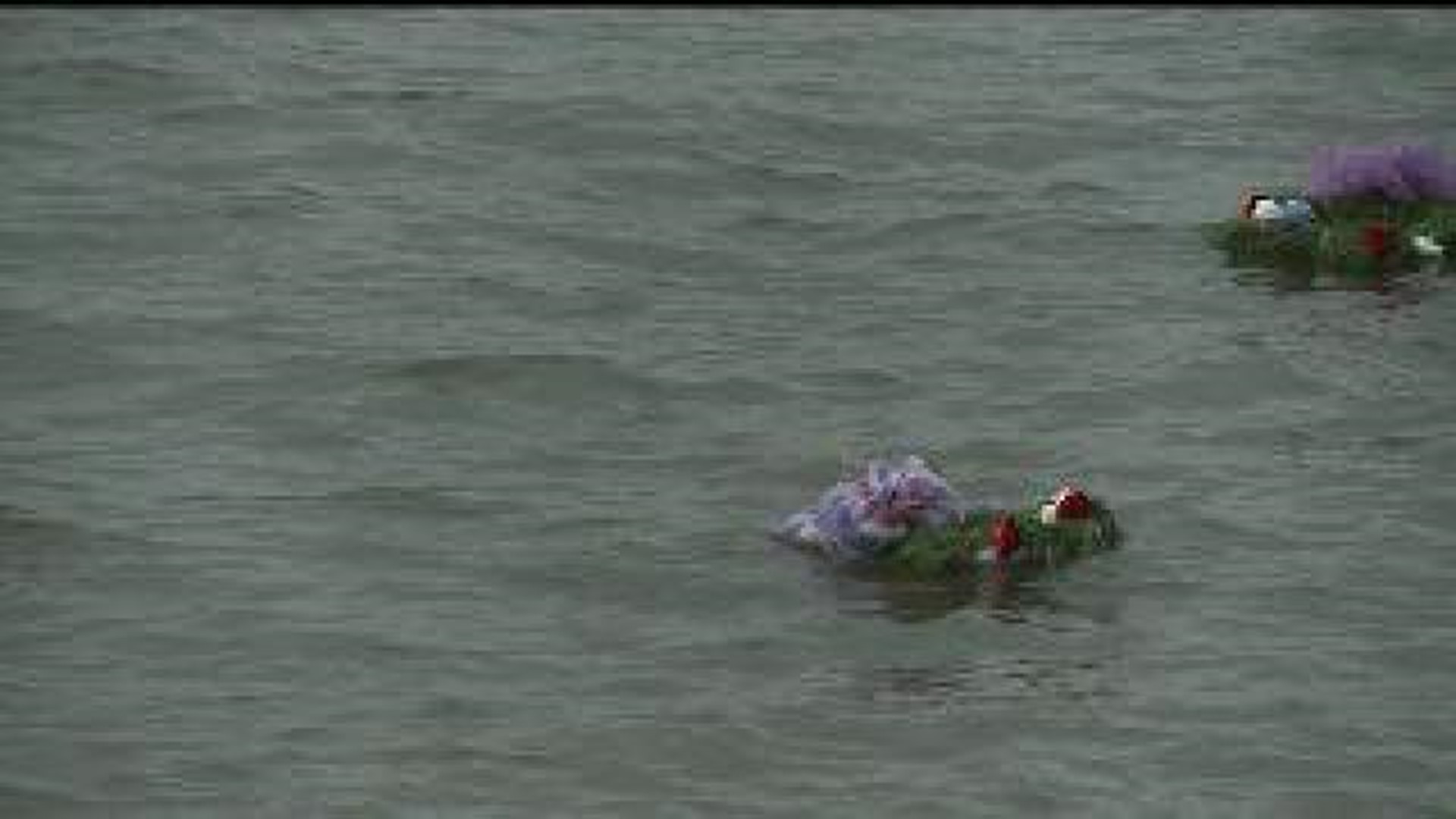 Wreaths tossed into river in honor of Hispanic servicemen and women
