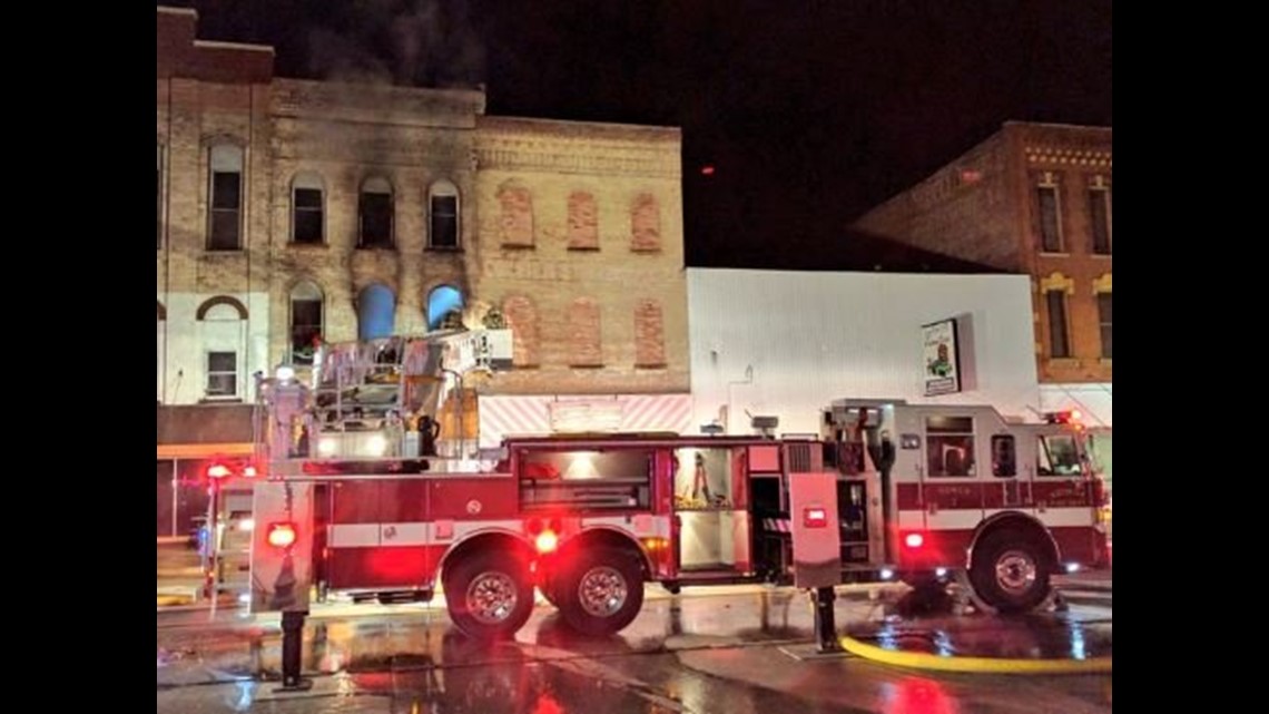 Neighbor helps people evacuate from burning building in Keokuk, IA
