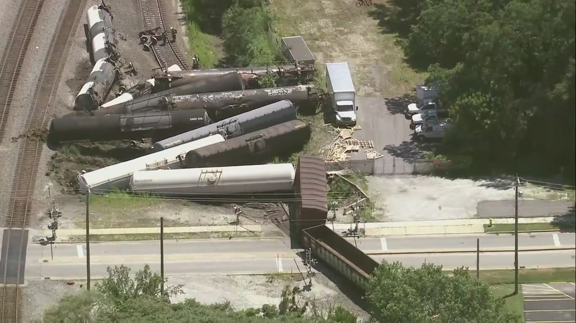 Officials evacuate area after train derails in Chicago suburbs | wqad.com