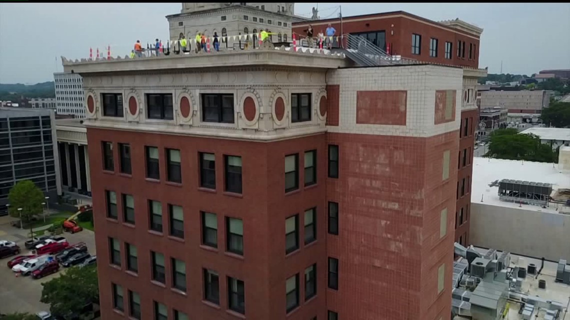 Luxury hotel, rooftop bar opens in downtown Davenport