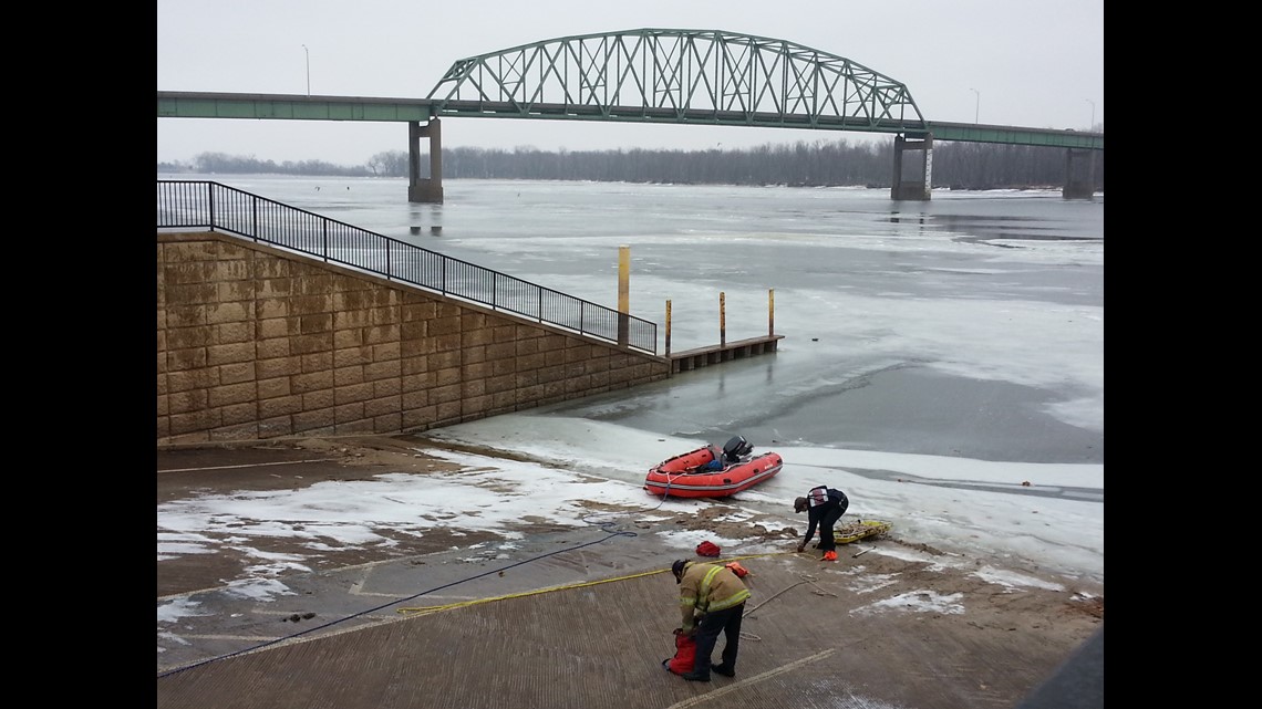 Rescuers face frigid conditions on Mississippi River at Muscatine ...