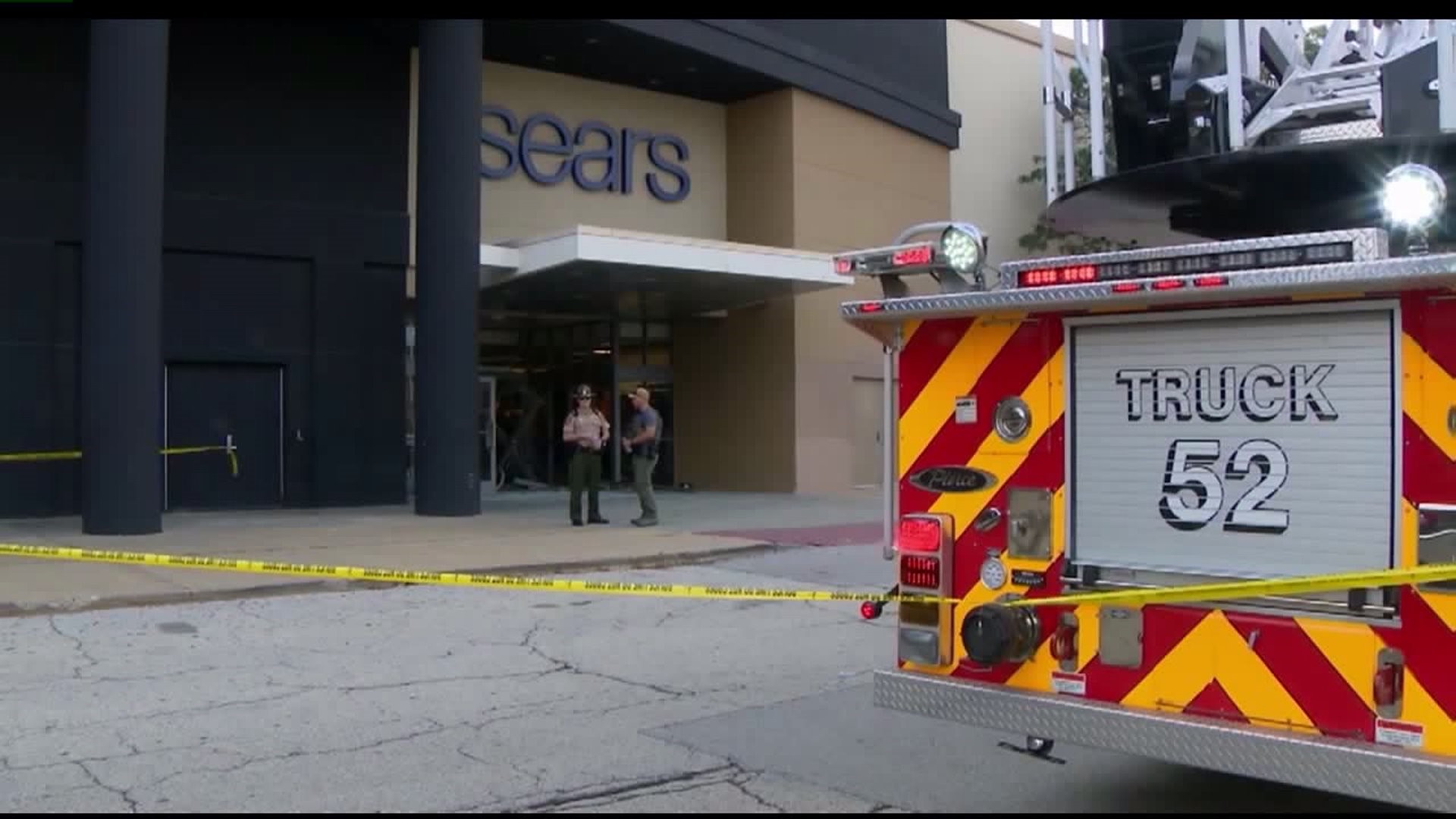 SUV drives through Chicago-area mall, crashes into store