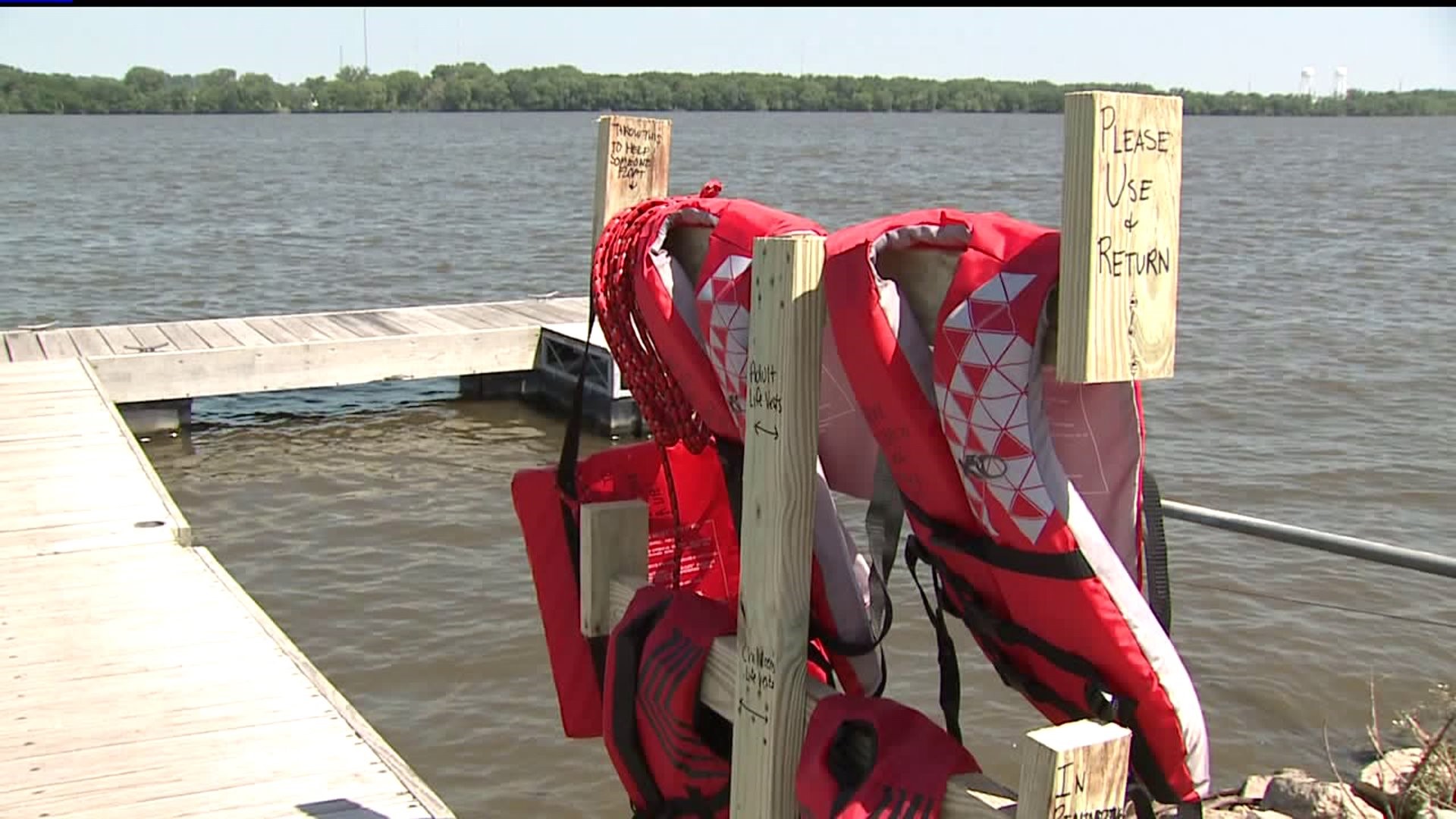College student builds life vest station after hearing of Mississippi River drowning