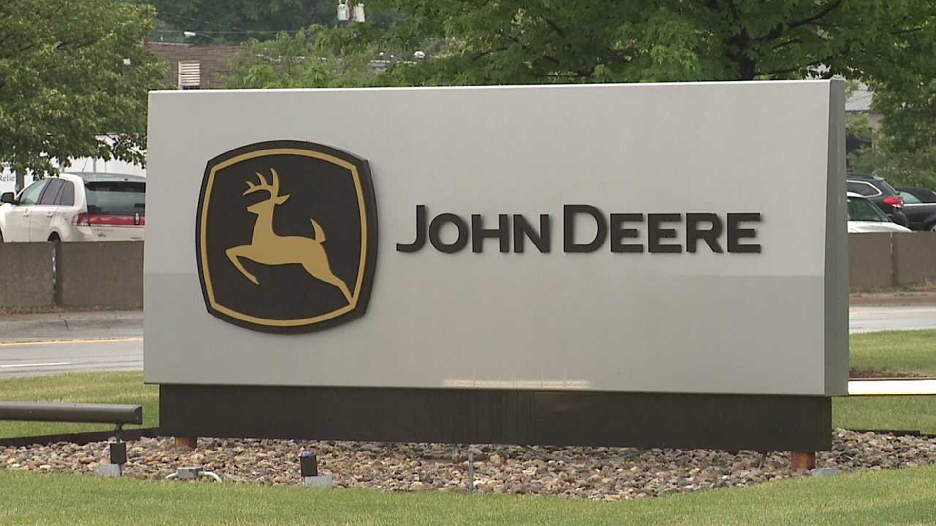 Hundreds of John Deere workers on indefinite layoff