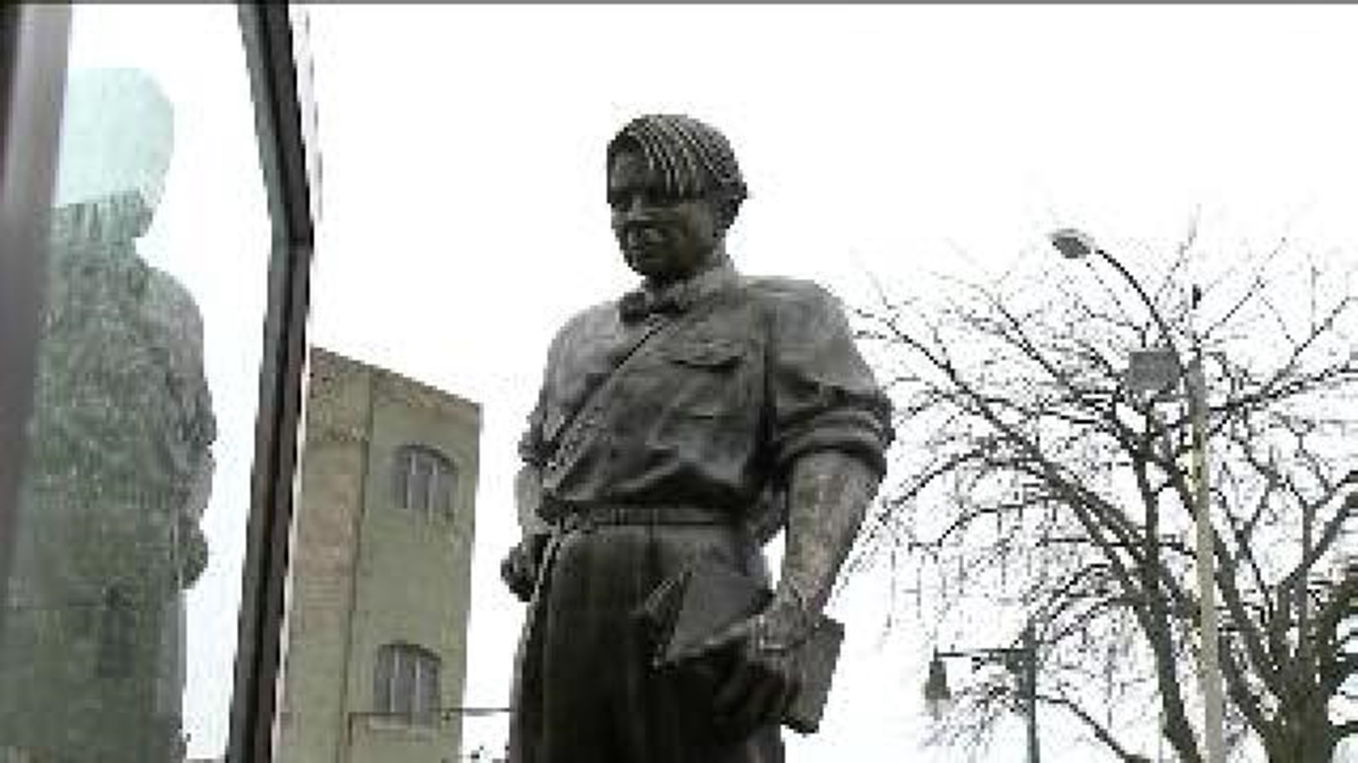 Sandburg Statue Honors Famous Poet