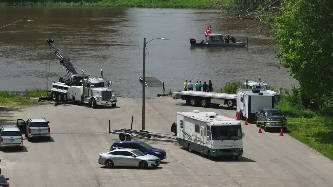 East Moline police pulling car from the Mississippi River | wqad.com