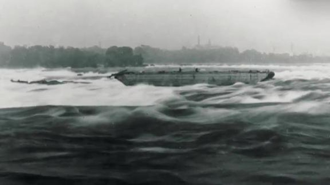 Wind and rain dislodge boat trapped on rocks above Niagara Falls for