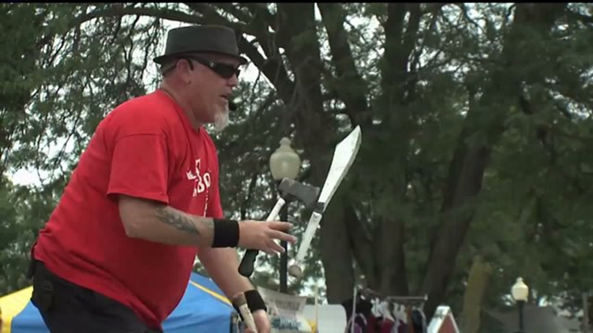 Machete-juggling stuntman astounds audiences at Mississippi Valley Fair