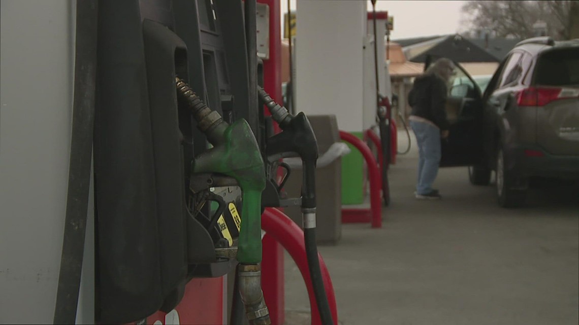 Critics are skeptical of IL governor's proposed gas tax freeze - Vimarsana News