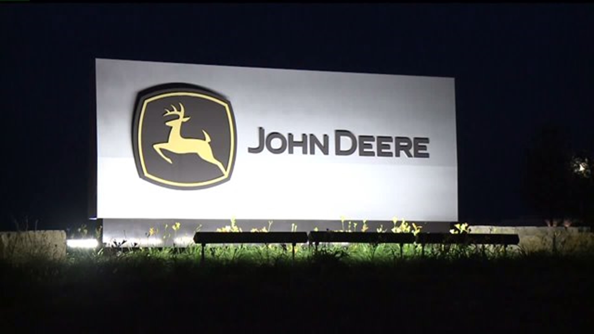 John Deere reports decline in sales and earnings