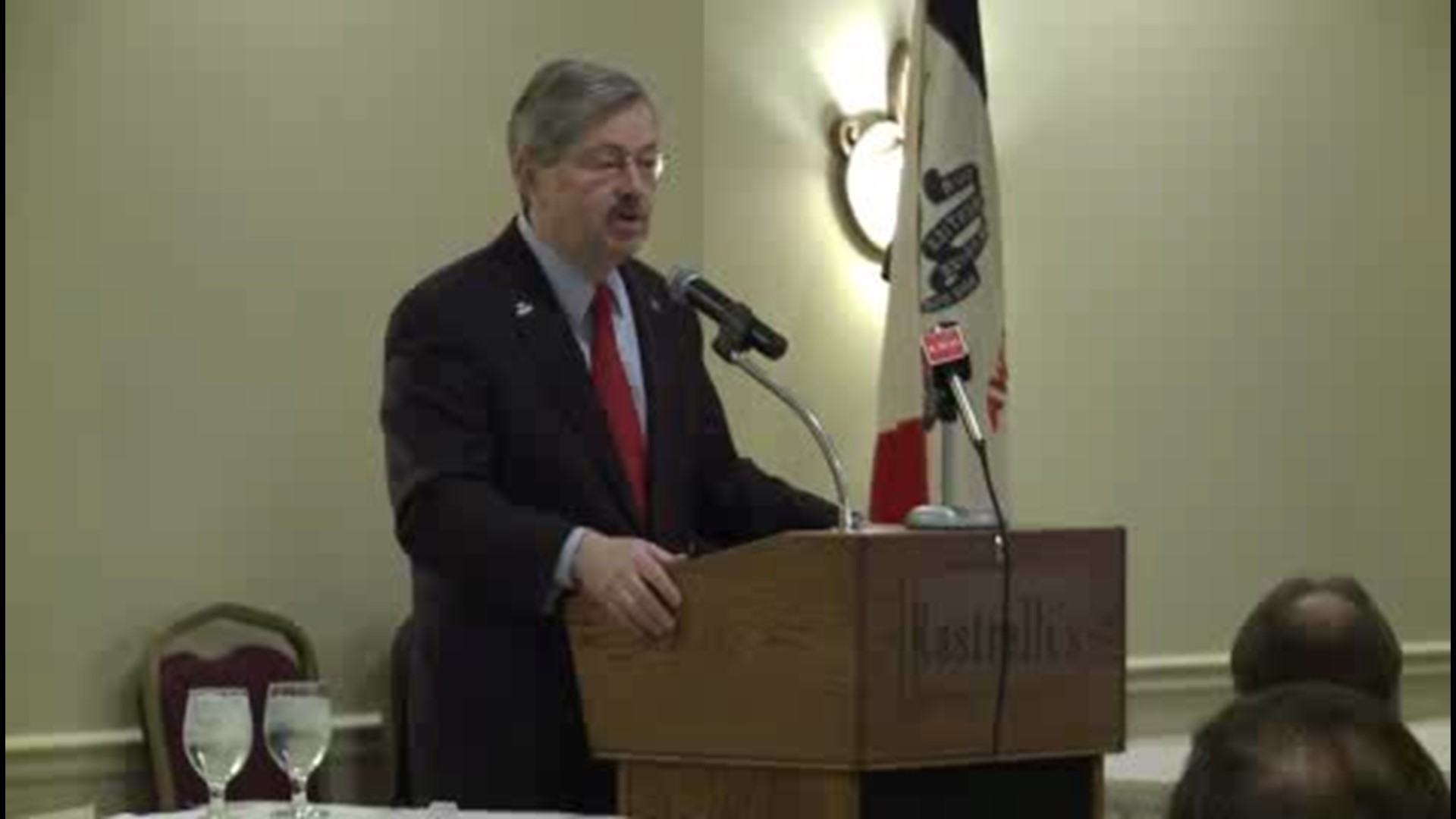 Branstad holds town hall in Clinton