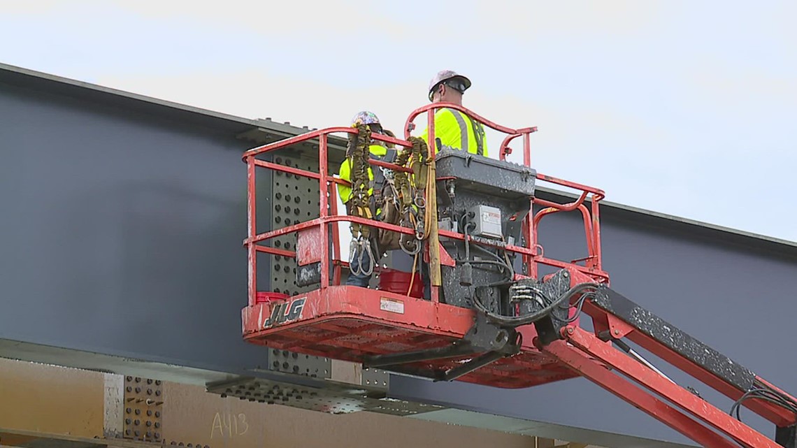 The final steel beam is installed on the new I-74 bridge - Vimarsana News