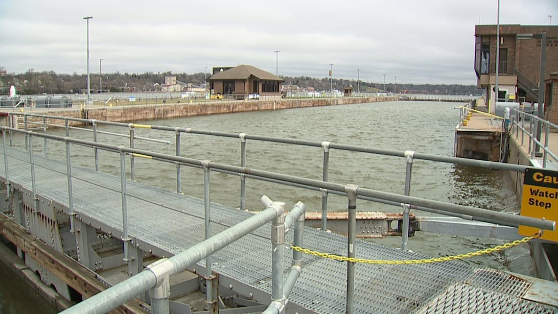 Closure of Mississippi River locks blocks barge business
