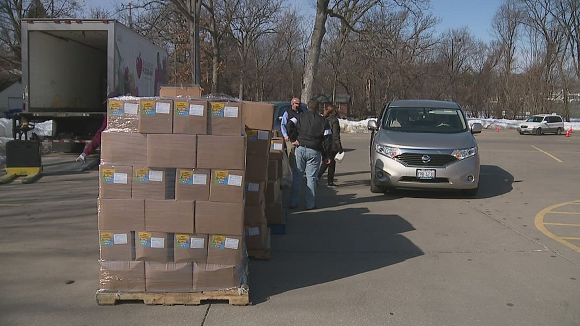 Moline students in need receive food boxes from Riverbend Food Bank - Vimarsana News