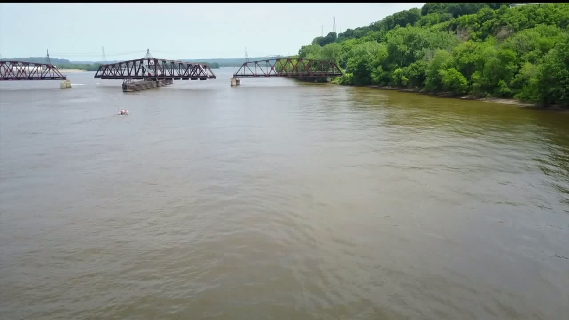 Crews continue searching for worker who fell into Mississippi River