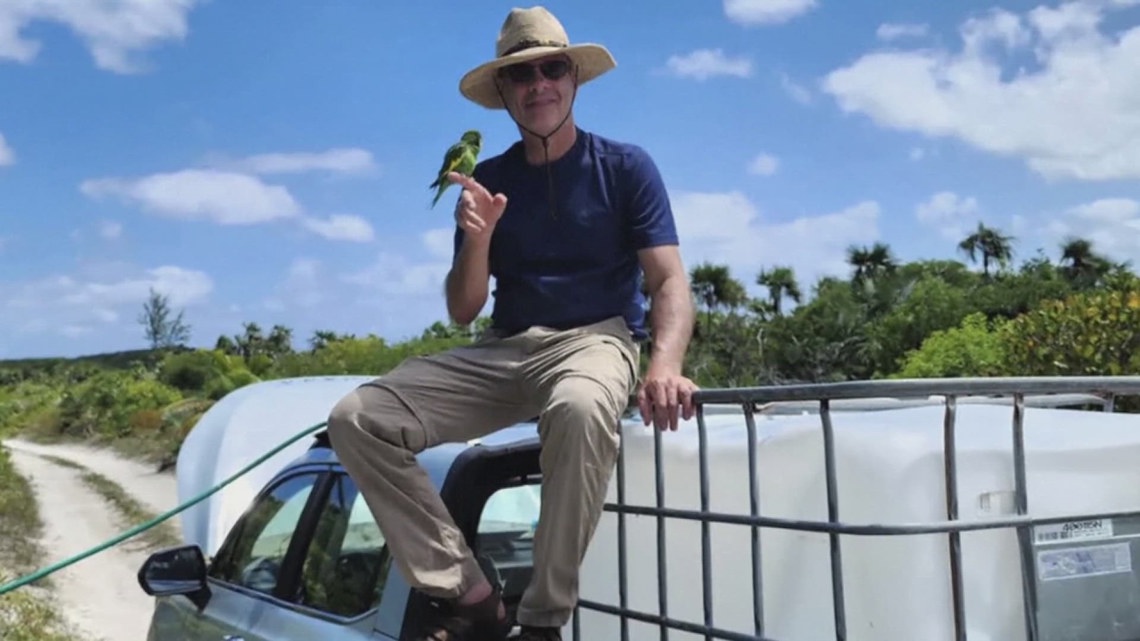 Iowa diver creates DIY submarine for pet parrot's trip abroad
