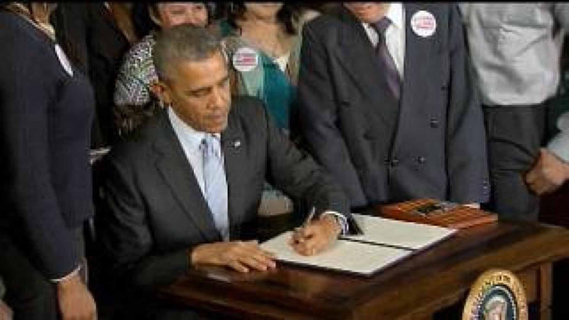 Obama signs order on minimum wage