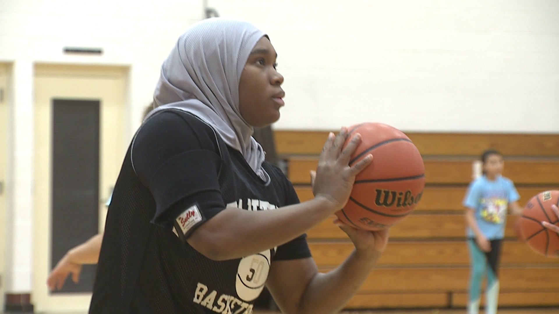 UT basketball player breaks barriers playing with hijab
