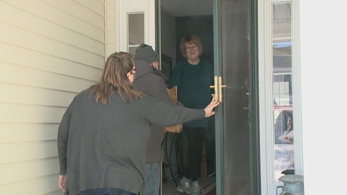 Iowa woman delivers good food, good conversation to her neighbors - Vimarsana News