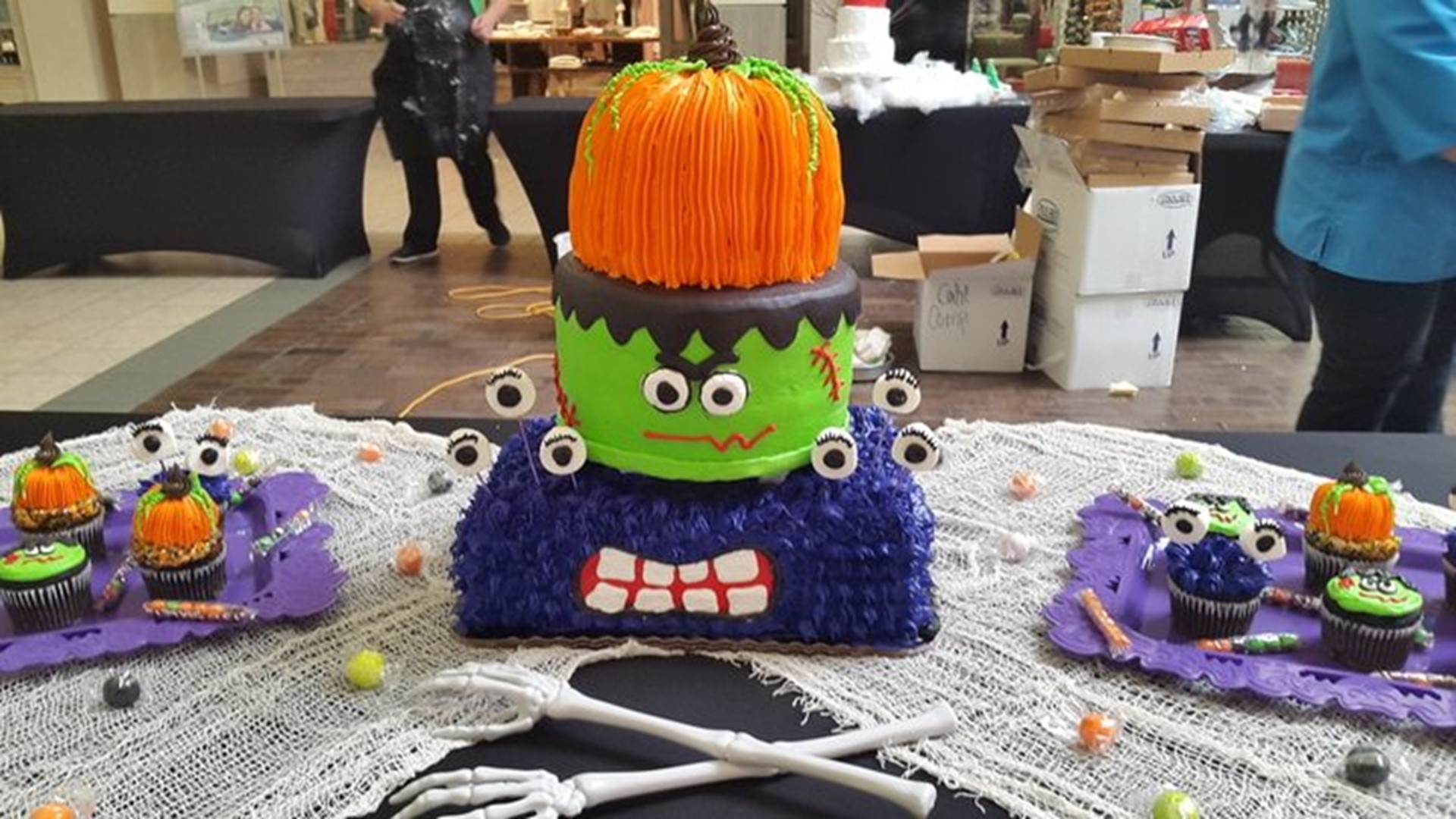 HyVee cake designers compete to win Extreme Cake Challenge semifinals