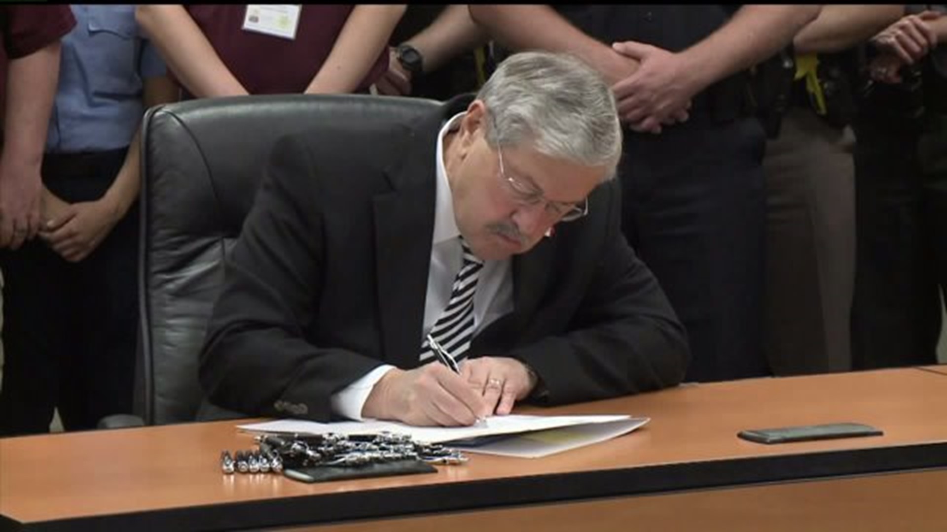Branstad approves funding for statewide emergency communication