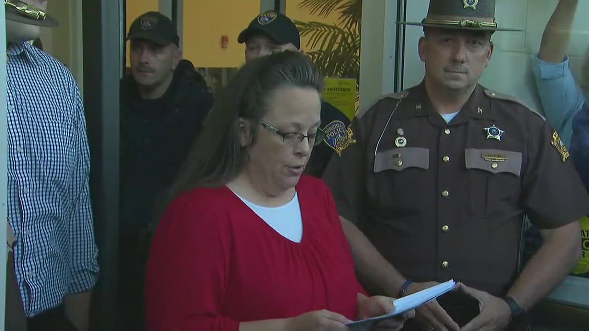 Kim Davis asks Supreme Court to revisit same-sex marriage ruling | wqad.com
