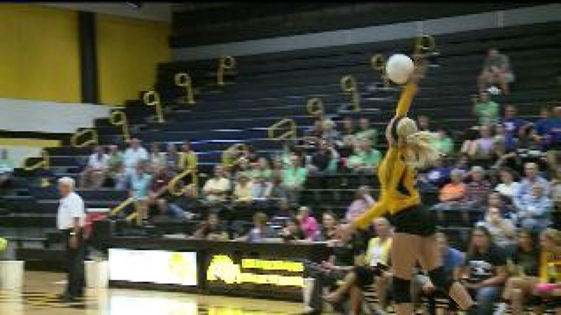 Bettendorf Volleyball Stays Perfect in MAC on Senior Night