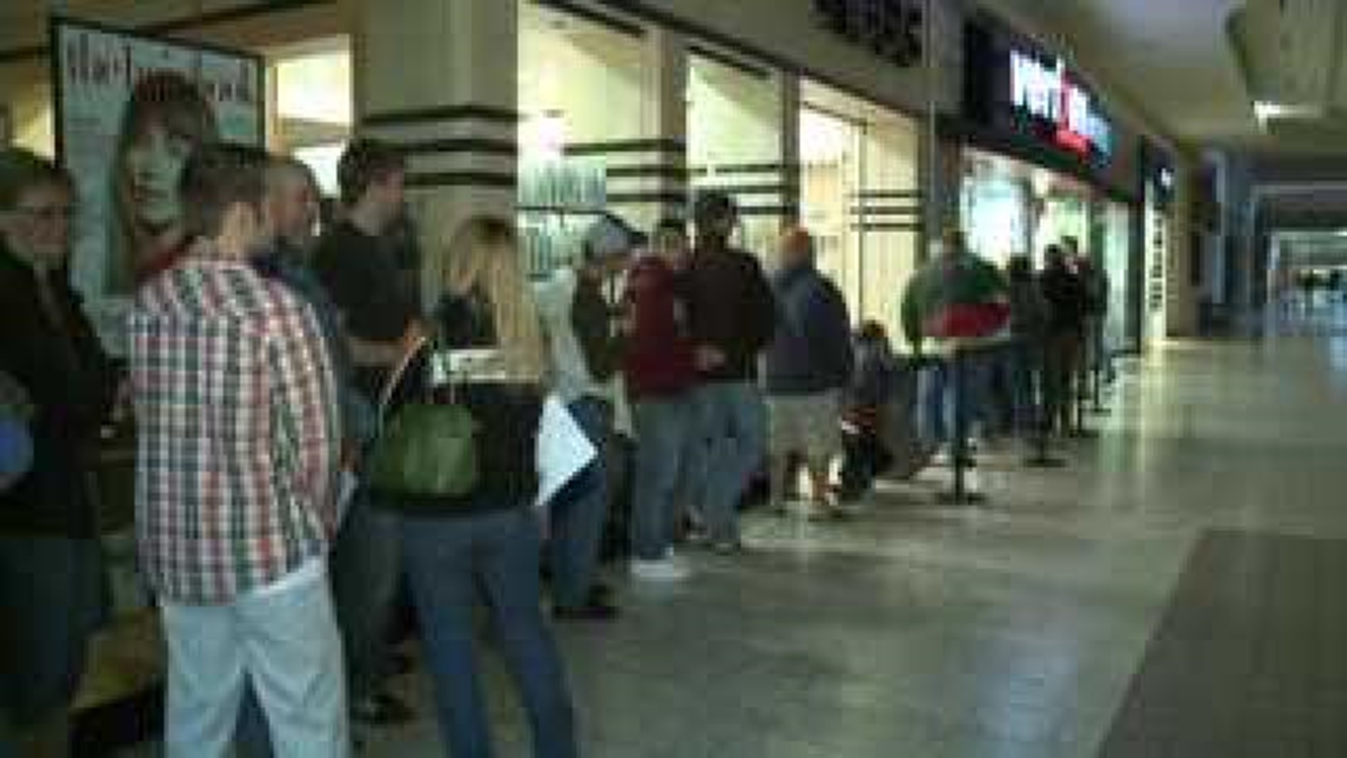 People wait in line for new iPhone 5