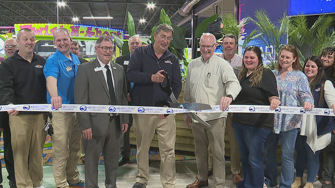 Malibu Jack's in Bettendorf holds ribbon cutting | wqad.com