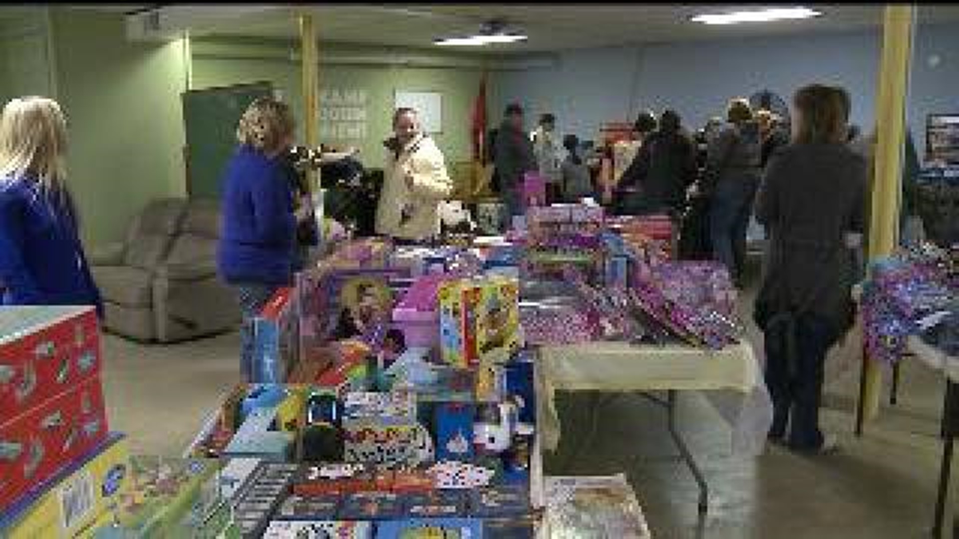 Quad City volunteers bring Christmas to Washington, IL