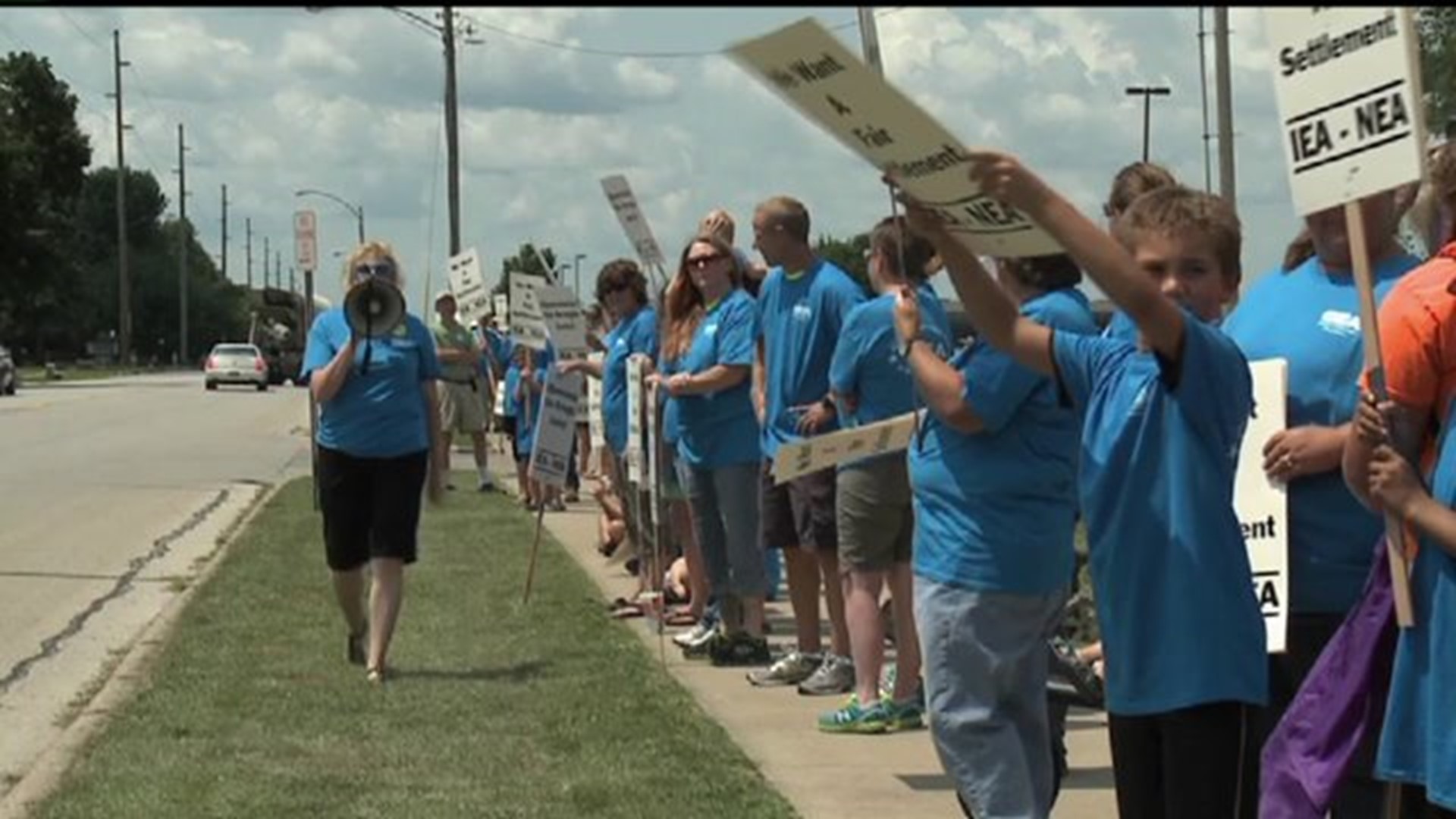 Galesburg Education Association holds informational picket