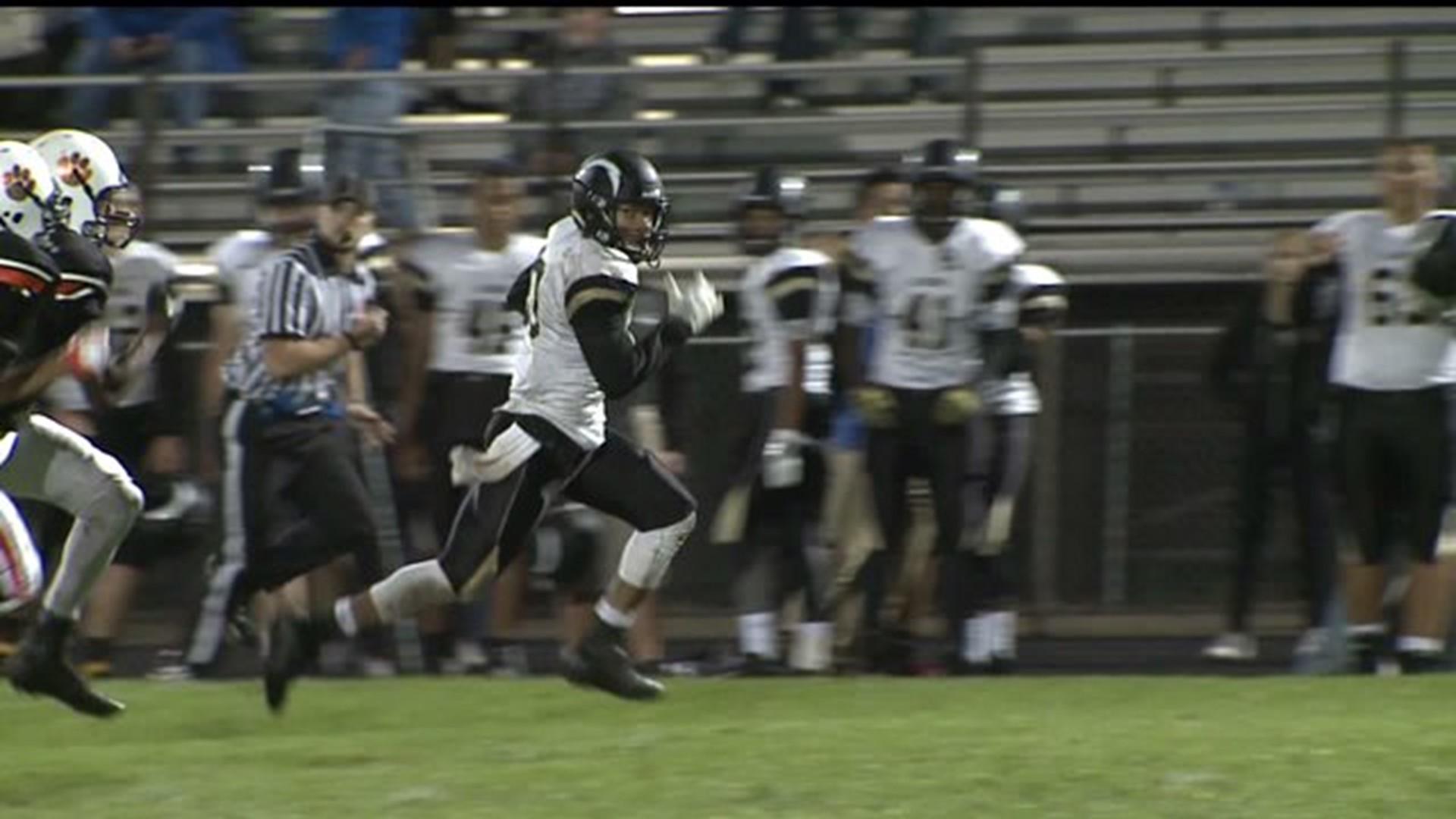 Galesburg cruises past United Township