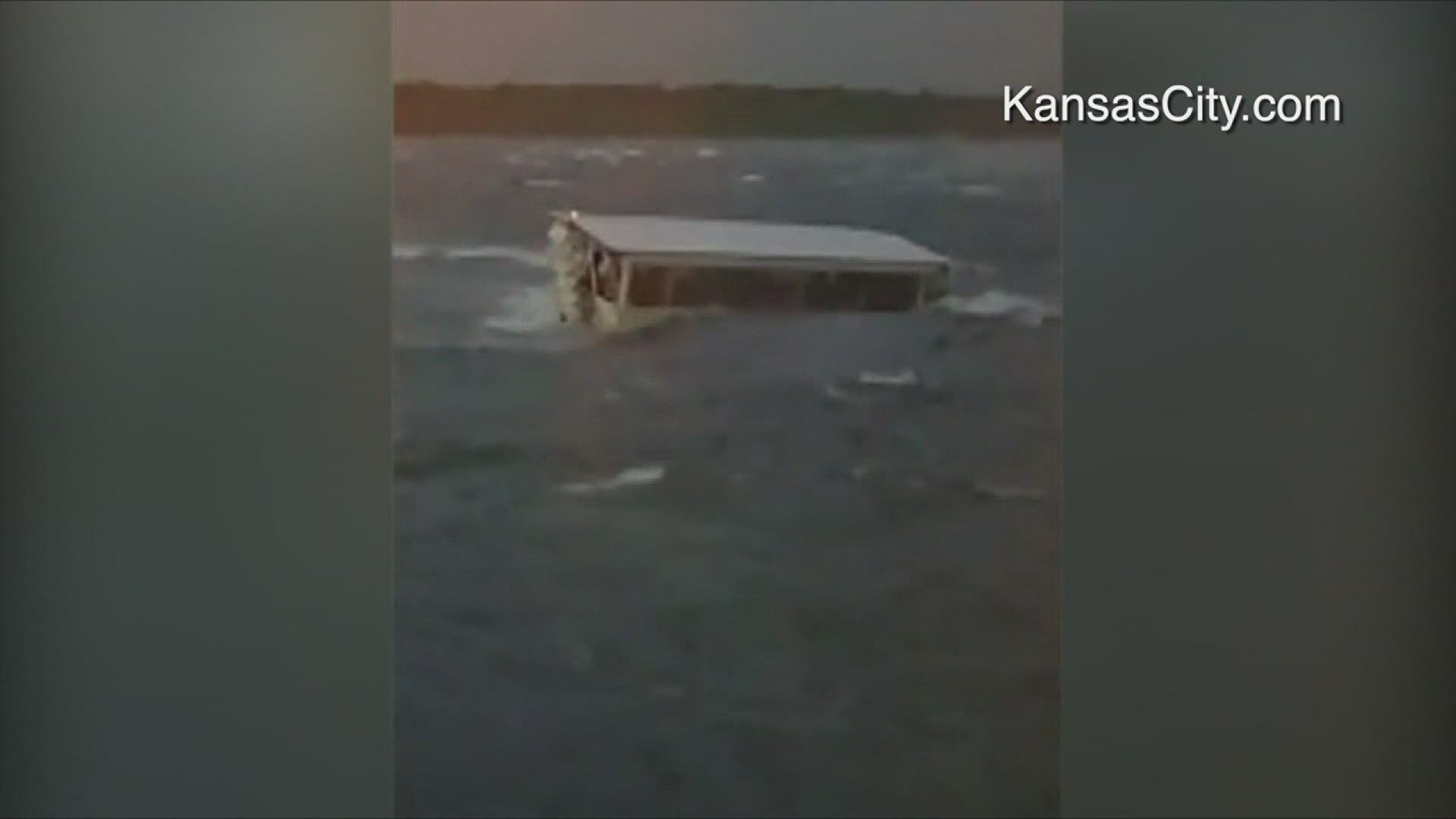 Three employees charged in Missouri boat crash(02)