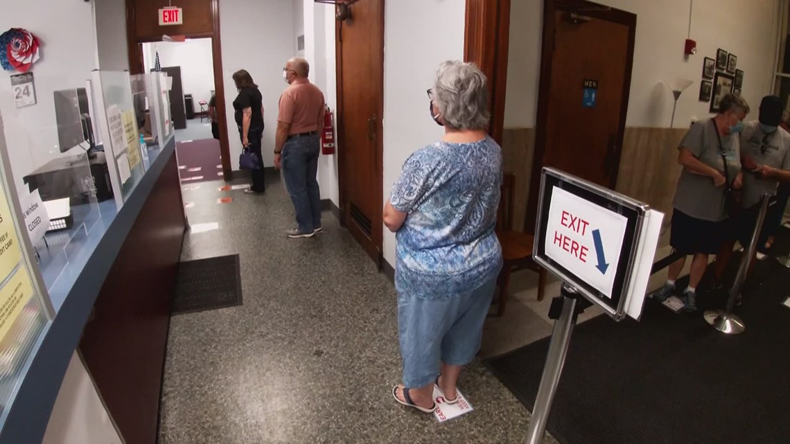 The First Day Of Early Voting In Illinois Brought Out Plenty Of Voters ...