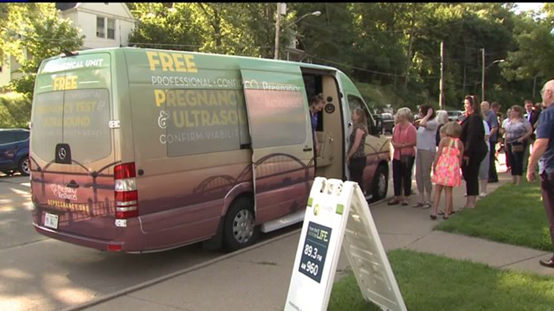Traveling medical center offers free pregnancy services