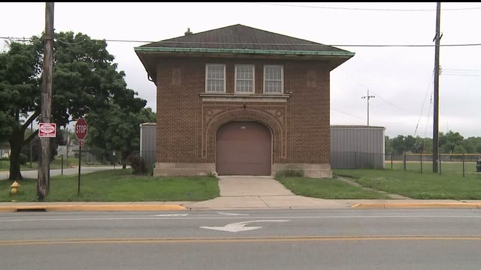 Community members meet to discuss future of Douglas Park`s old fire house