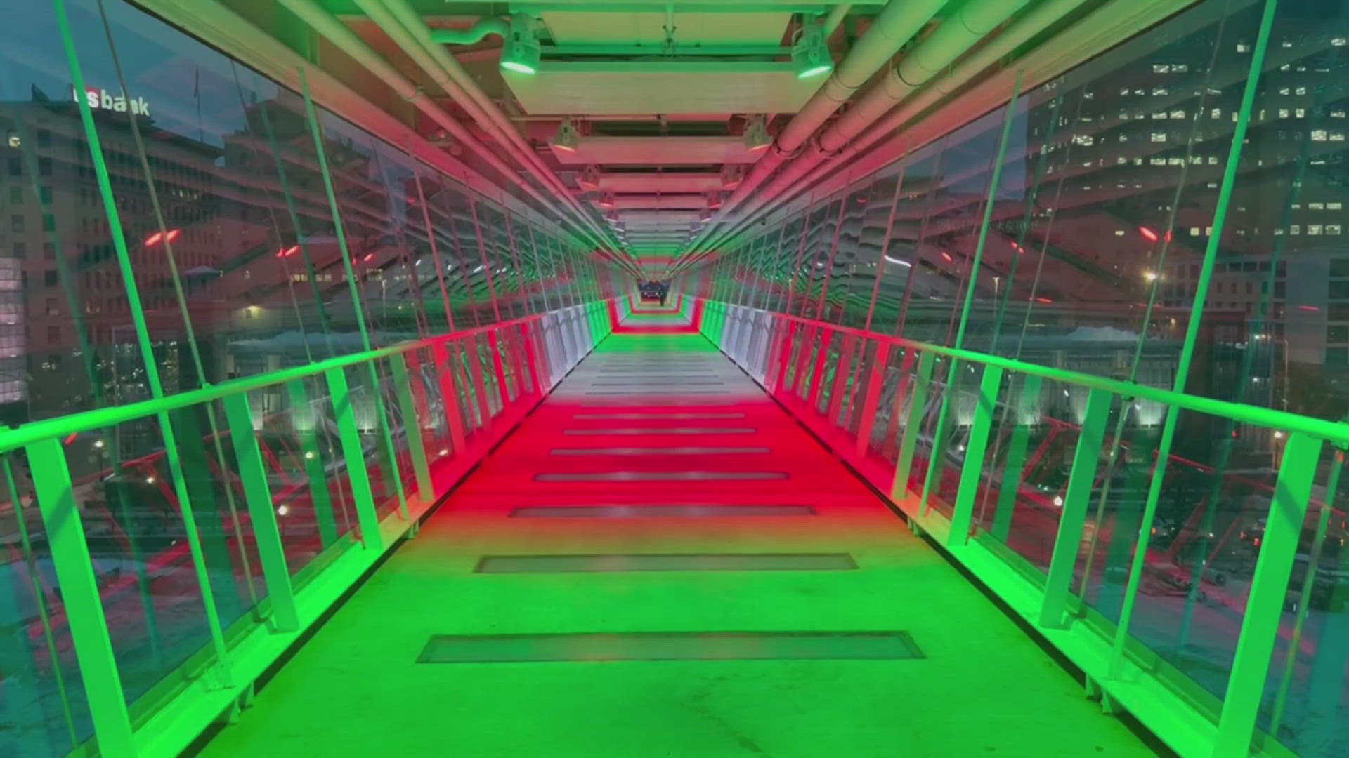 Davenport Skybridge unveils new light shows ahead of holidays | wqad.com