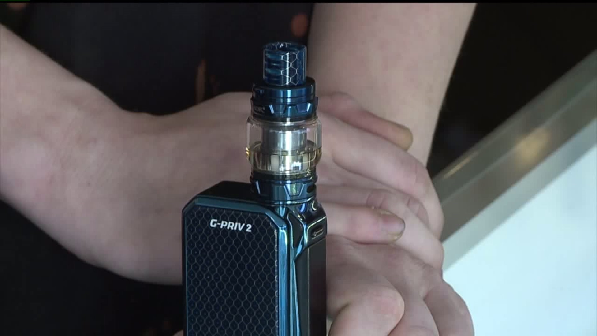 Illinois lawmakers push to raise legal smoking and vaping age