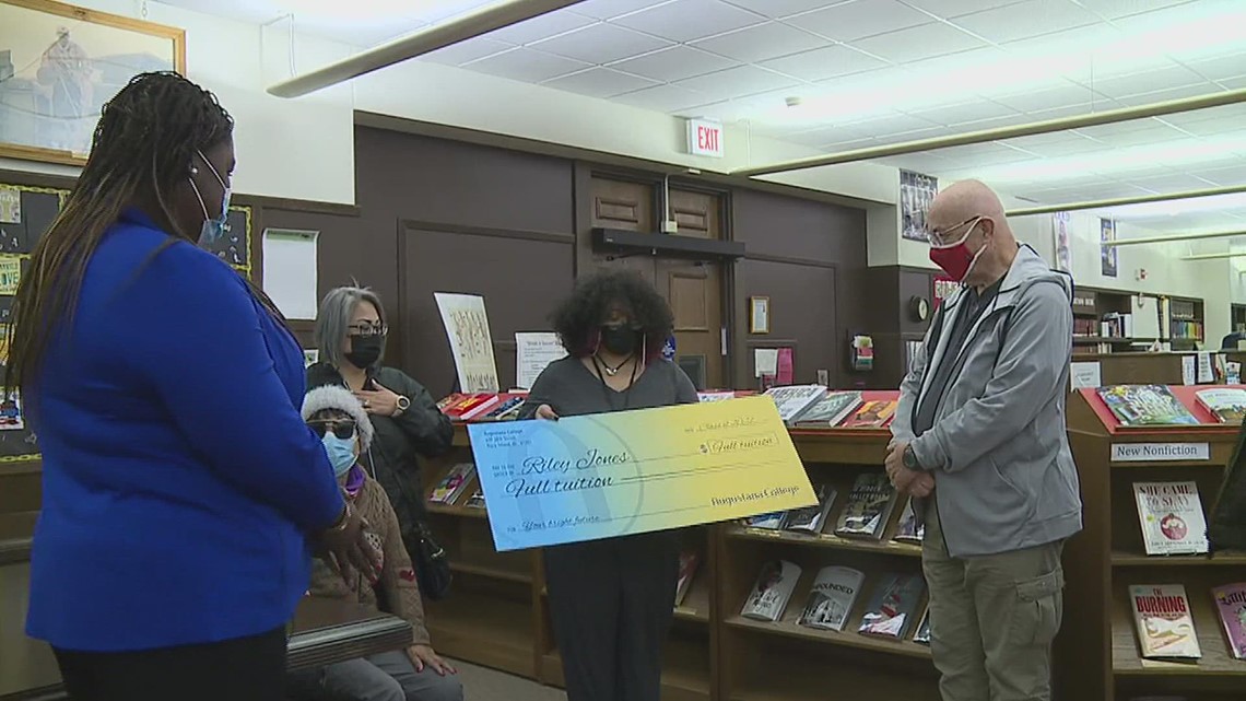 Illinois high schooler surprised with full ride to college - Vimarsana News
