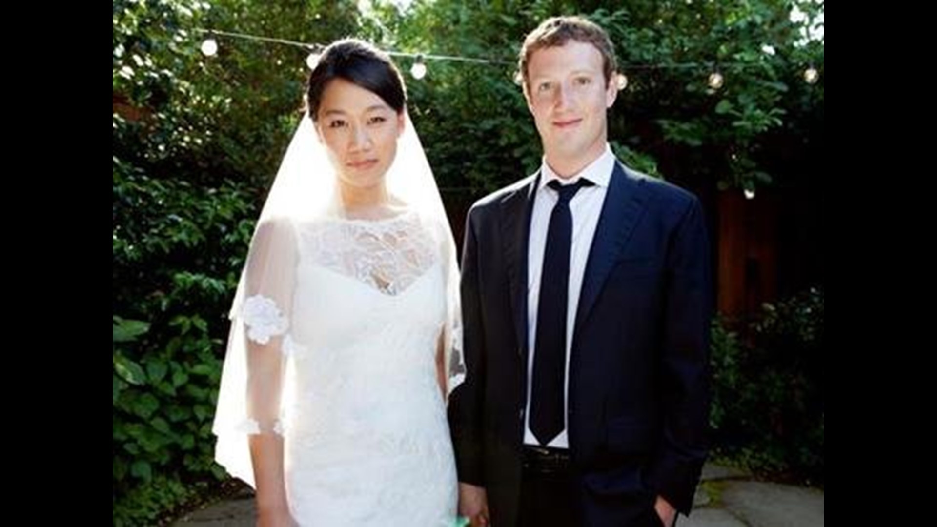 Facebook founder Mark Zuckerberg updates relationship status to