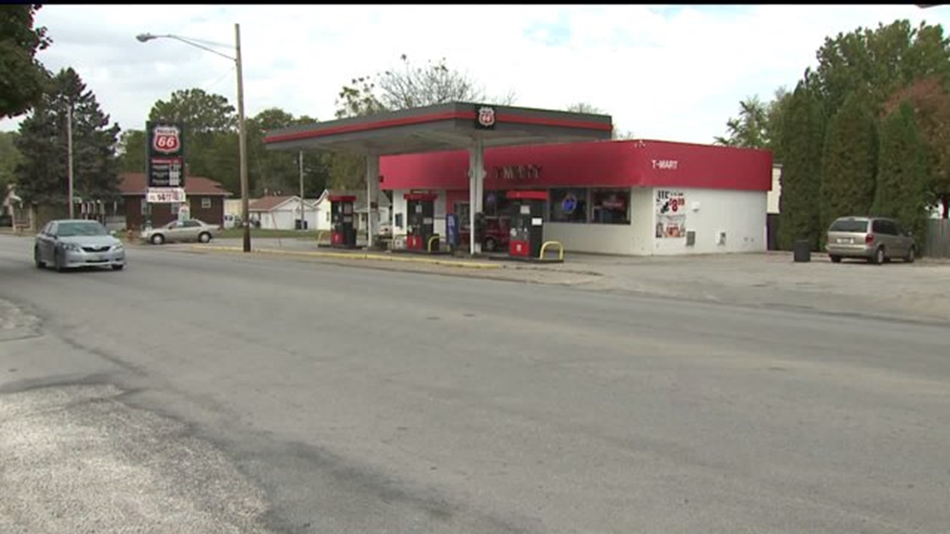 Armed robber gets away with cash from Moline gas station, police say