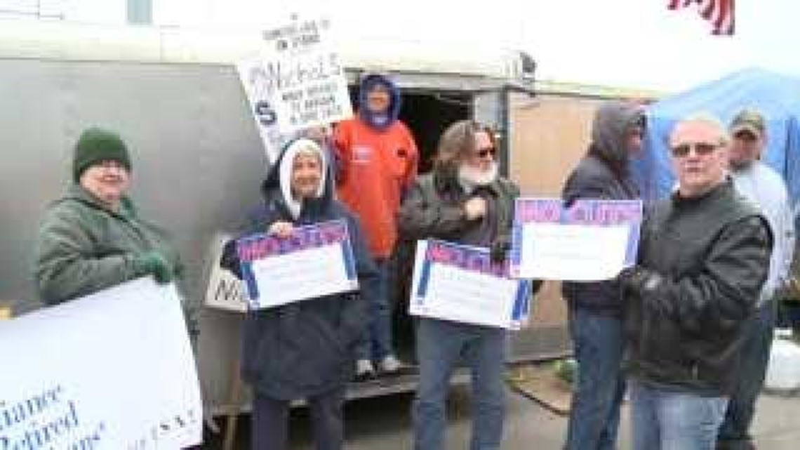 Unions rally for striking Nichols Aluminum workers in Davenport