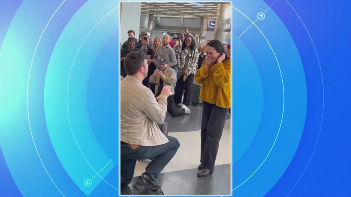 Texas couple shows off their love at an airport Chili's