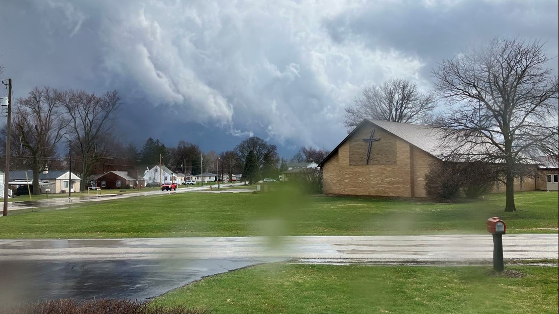 Severe storms rolling into the Quad Cities area Friday afternoon | Watch Live