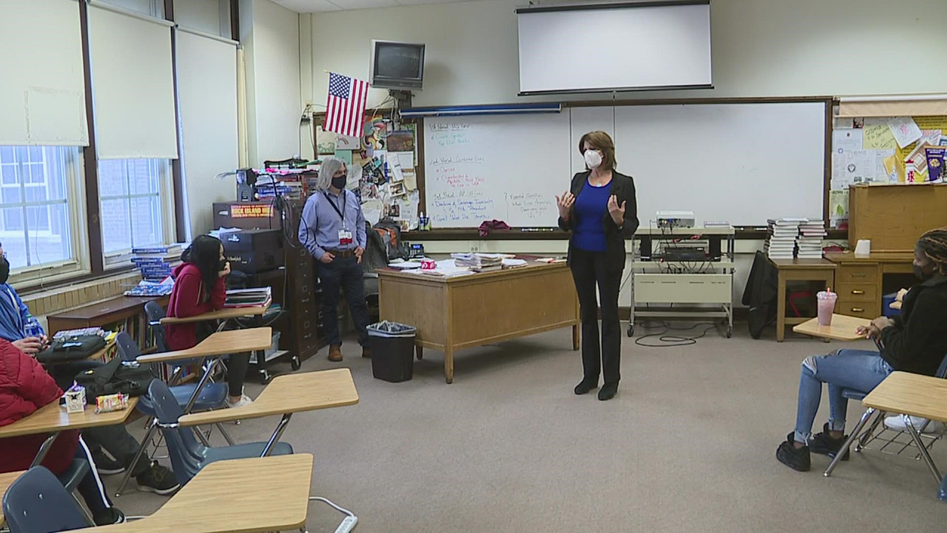 The Illinois congresswoman told the class of about a dozen students what she saw and heard before being led to a safe location at the Capitol about a year ago.